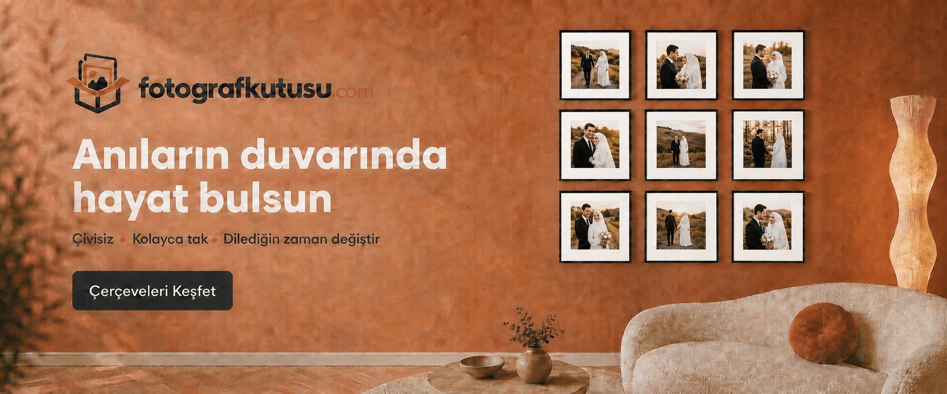 Oturma odası duvarında dokuz kare çerçeveden oluşan aile fotoğrafı düzeni